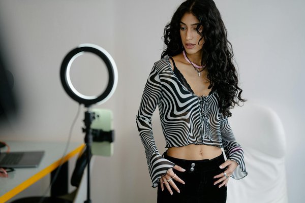 London monochrome fashion: discover the must-have essentials for a trendy look